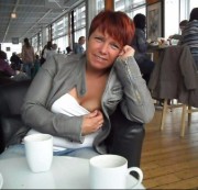 geil poppen - Ein paar kleine Tittenclips puplic im Cafe